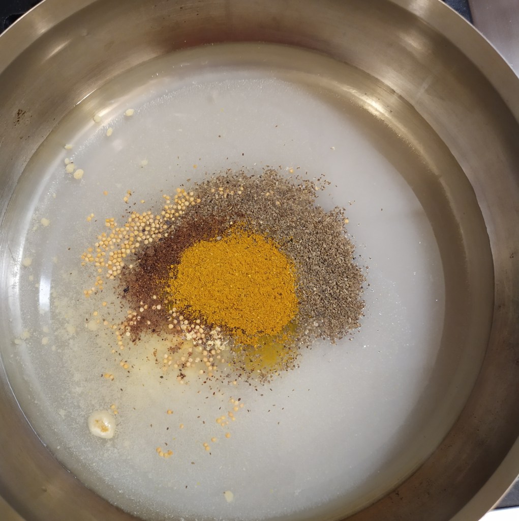 ממיסים את התבלינים בחומץ