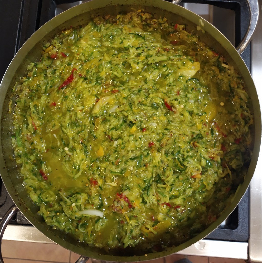 מערבבים את הירקות והחומץ