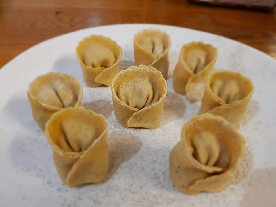 מרק בשר אסייתי עם כיסונים ממולאים בבריסקט מעושן - תמונה 4